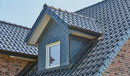 Schieferarbeiten an Dach, Gauben und Erkern